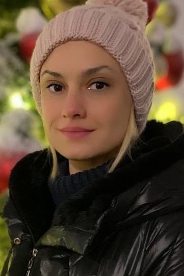 Voyaga yetgan ayol pornoda oz mushukini oladi