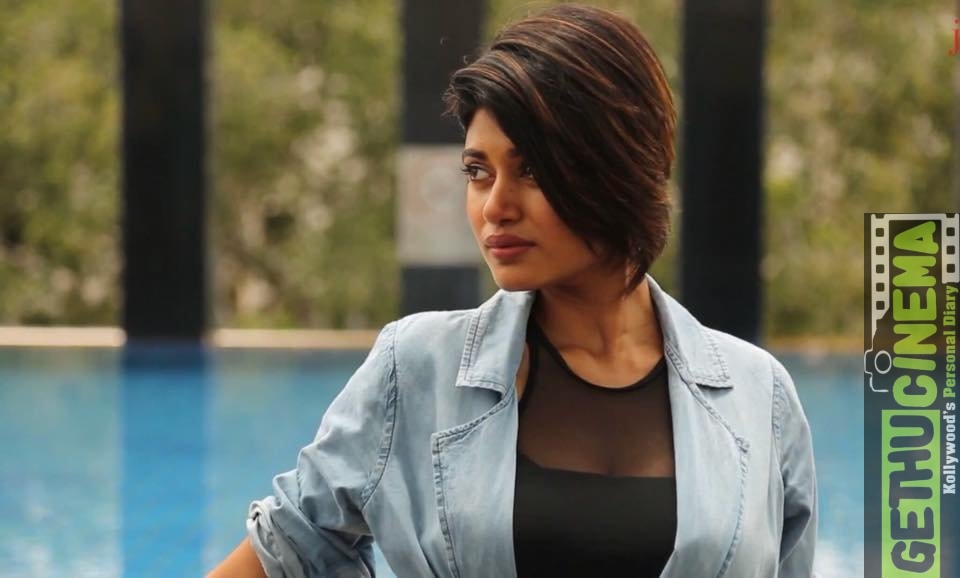 Oviya-JFW-Hot-19