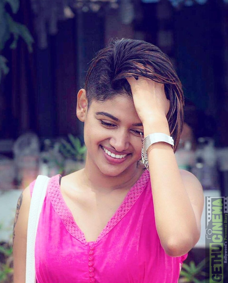 ஹேர்ஸ்டைலை மாற்றிய ஓவியா: வைரலாகும் புகைப்படம் | Oviya changes her hairstyle  - Tamil Filmibeat