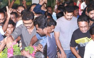 Members Of Film Fraternity Paying Last Respect to Na.Muthukumar !