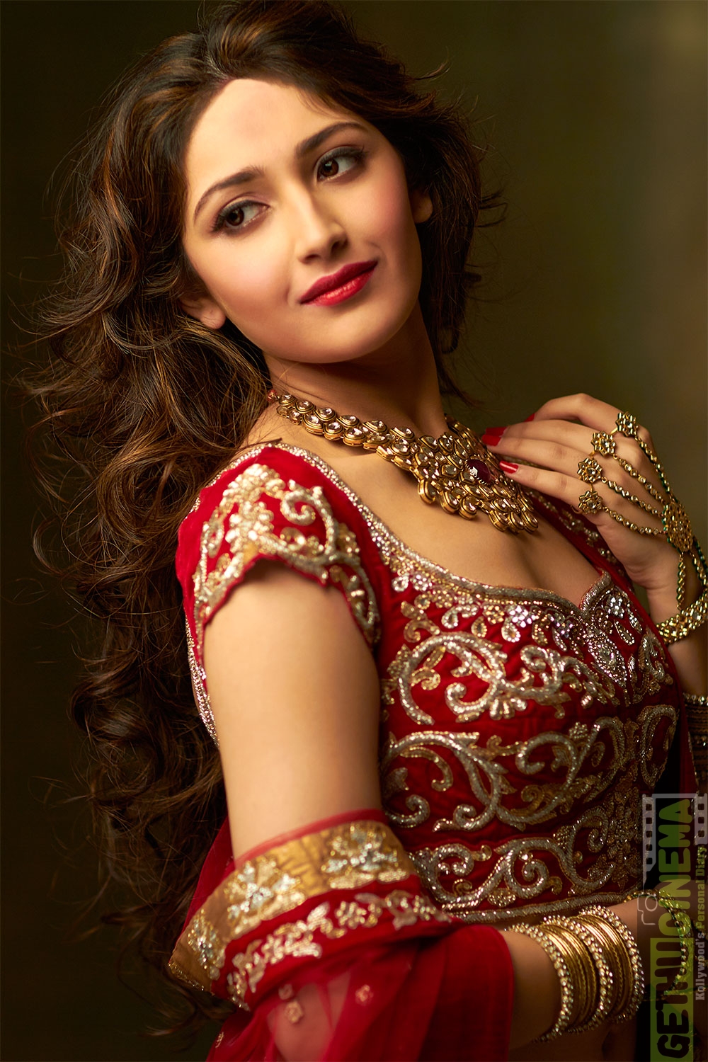 Sayyeshaa aka Sayesha Saigal Latest Cute HD Photo Shoot  Gethu Cinema