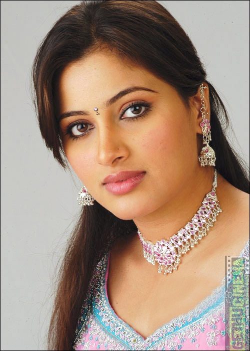 500px x 700px - Actress Navaneet Kaur Photos - Gethu Cinema