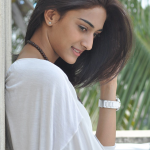 Erica Fernandes (19)