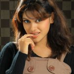 Oviya (15)