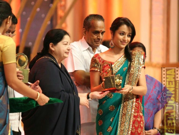 Trisha pays homage to Jayalalitha