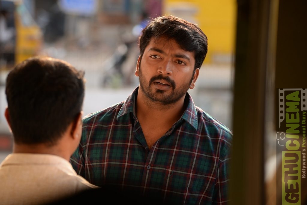 Kalavu Kalavu Tamil Movie HD Gallery | Kalaiyarasan, Karunakaran | Gethu Cinema
