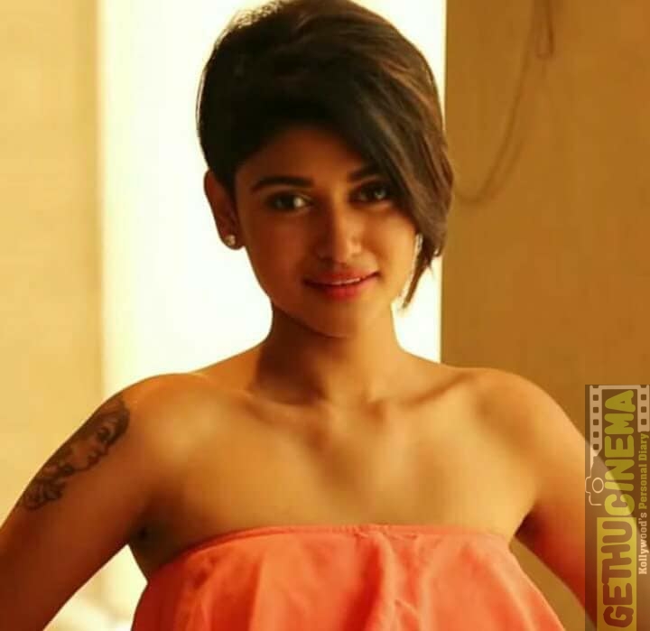 Oviya aka Oviya Helen photos stills  images