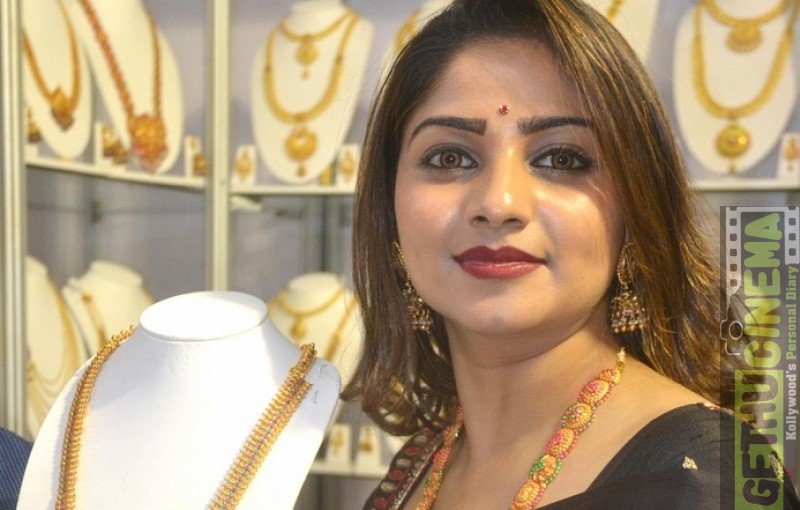 Bengaluru: Rachita Ram inaugurates jewellery showroom