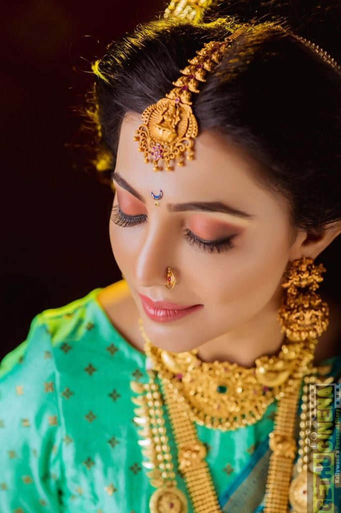 Actress Parvatii Nair in Photoshoot & HD Photos | Gethu Cinema