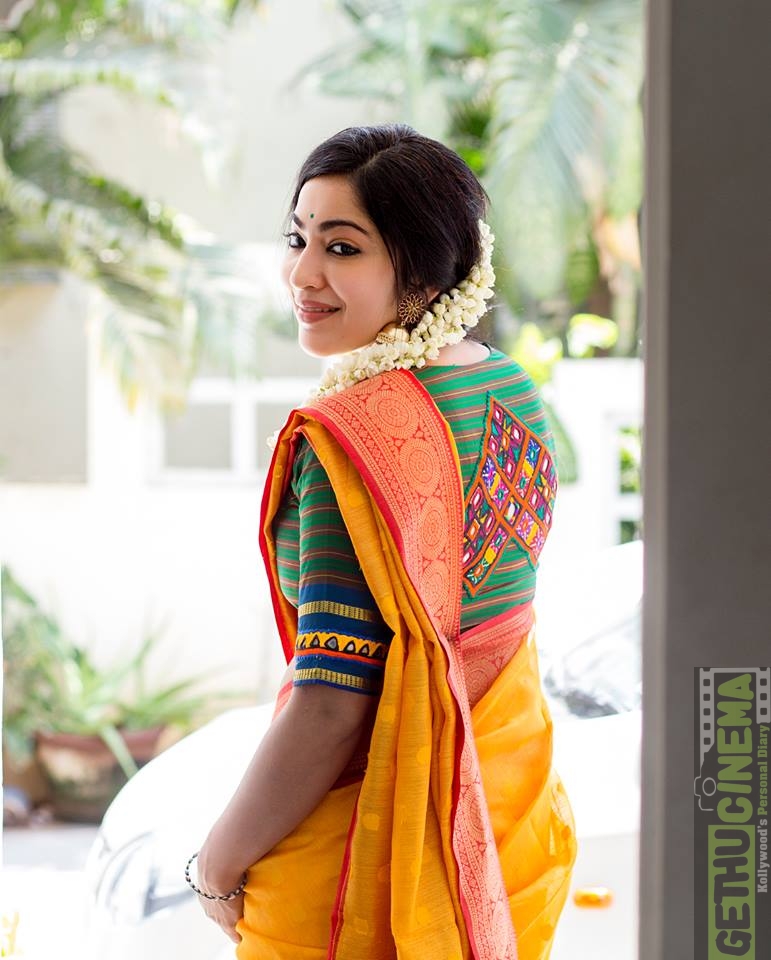 Saree Poses - Every saree pose tells a story❤️💚 📷... | Facebook