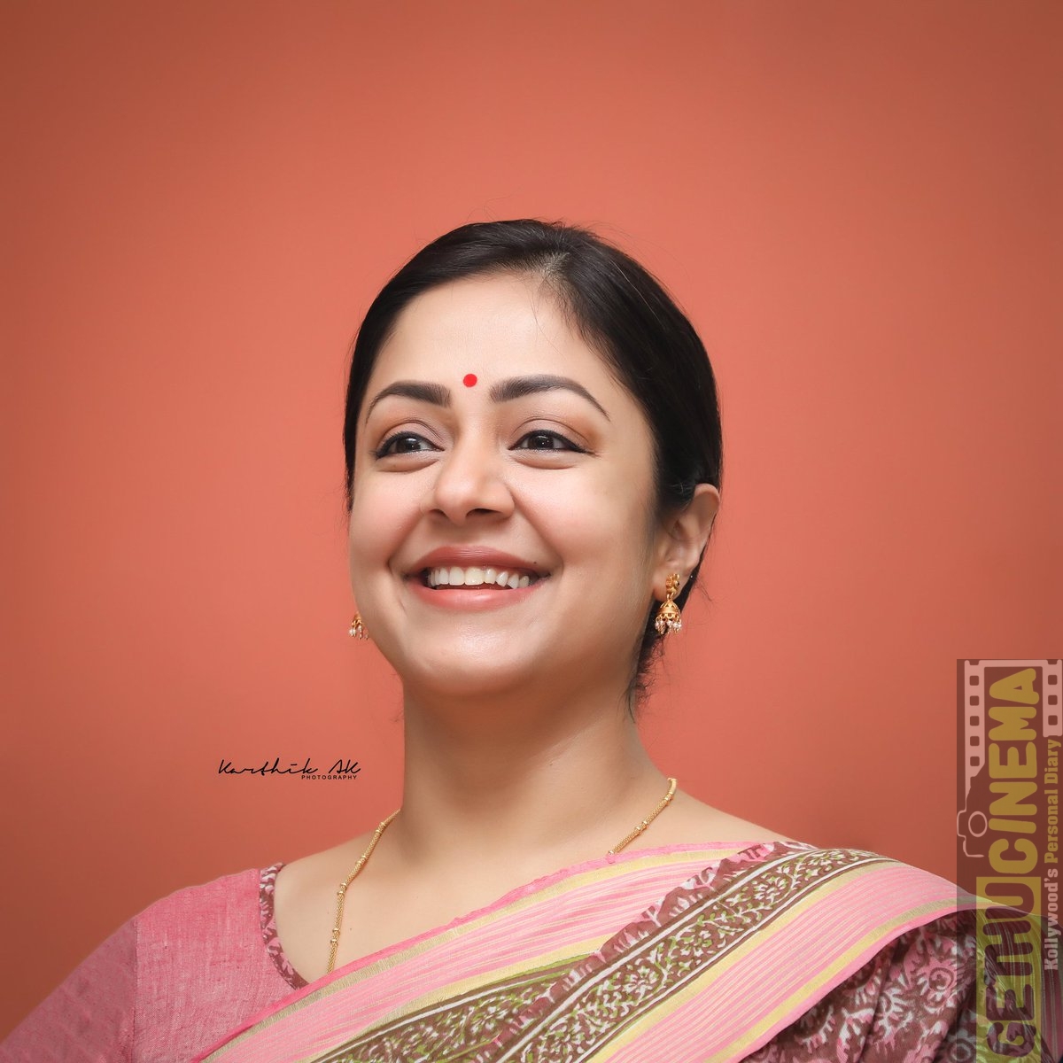 Kaatrin Mozhi, jyothika, shooting spot, pink saree, cute smile ...