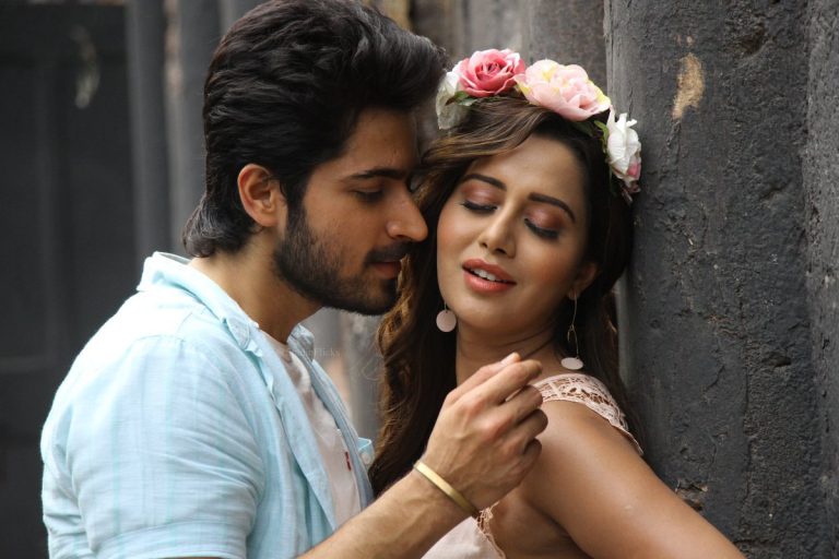 Pyaar Prema Kaadhal Movie Latest Romantic Stills | Harish Kalyan, Raiza Wilson