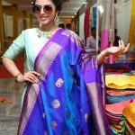 Siddhi Idnani, saree shop, smart