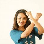 Tejaswi Madivada,  Smile, Hand Pose