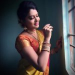 rachitha dinesh mahalakshmi Saravanan Meenakshi actress, instagram and travel photos  (5) in golden saree against window