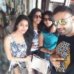 Janani Iyer, selfie, frind, gang