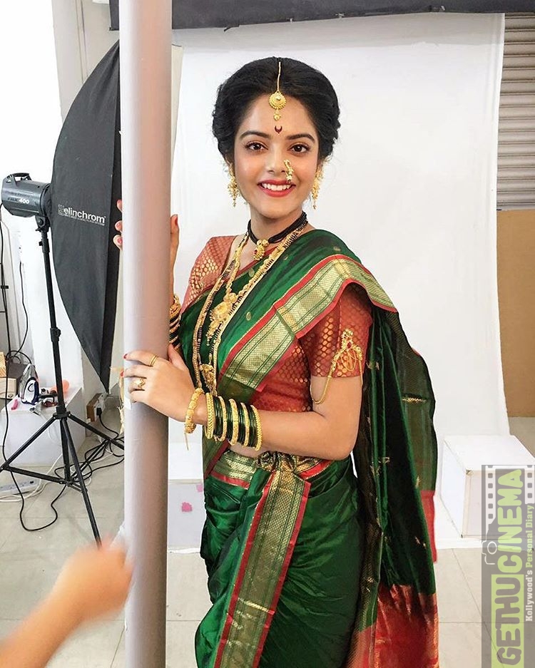 Telugu Actress Riddhi Kumar Photoshoot & Selfie Image & HD Photos ...