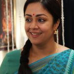 Kaatrin Mozhi, Jyothika, blue saree, house wife