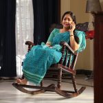 Kaatrin Mozhi, Jyothika, chair, phone