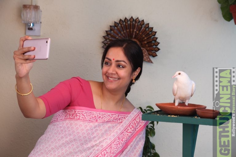 Kaatrin-Mozhi-Jyothika-selfie-pink-saree.jpg