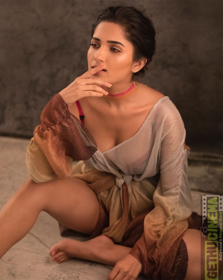 Actress Ruhani Sharma 2018 Latest Cute HD Gallery - Gethu 