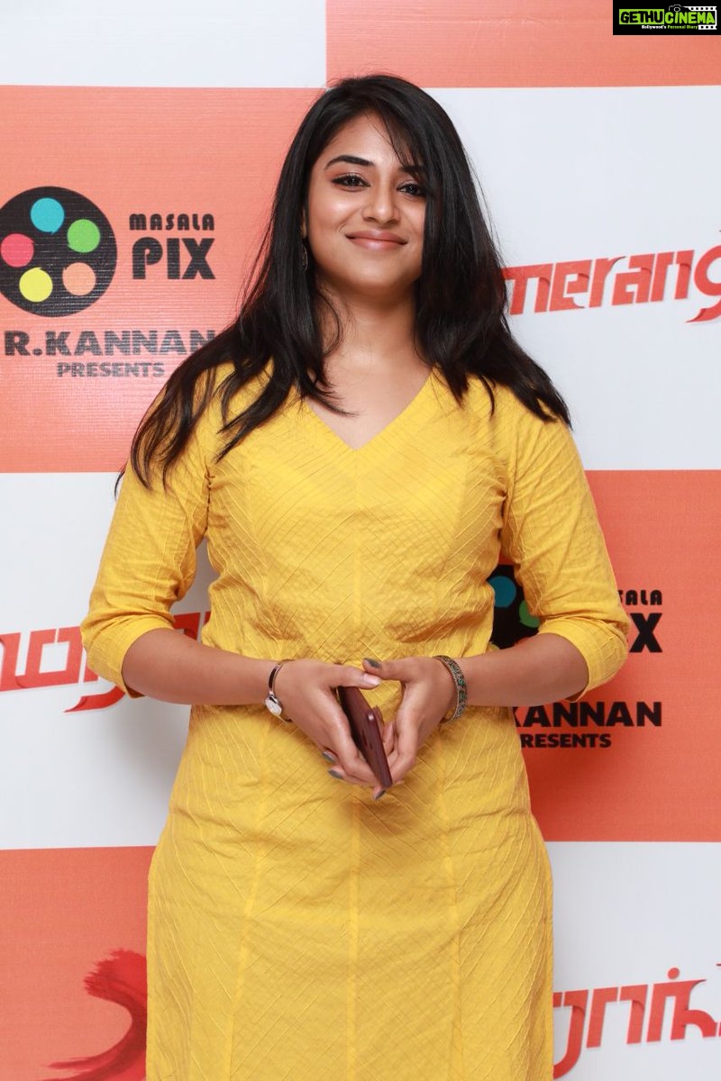 actress yellow dress