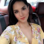 Sunny Leone, selfie, car