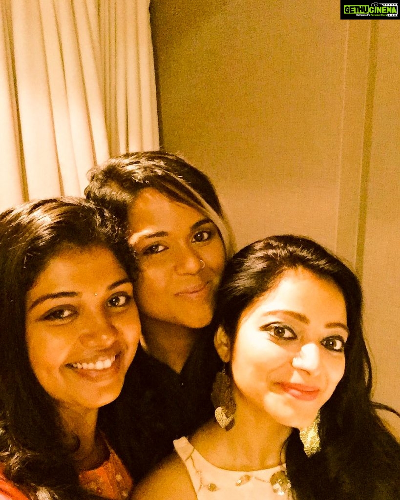 Actress Janani Iyer Latest HD Gallery | Friends Pictures - Gethu Cinema