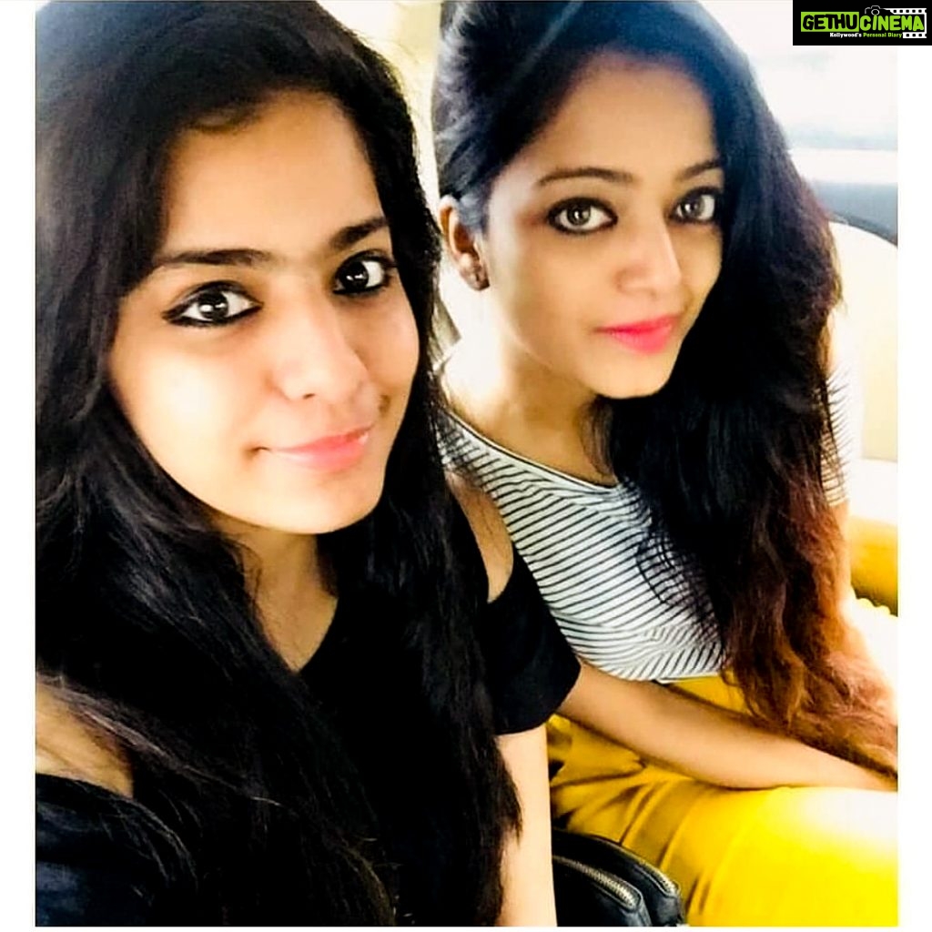 Actress Janani Iyer Latest HD Gallery | Friends Pictures - Gethu Cinema