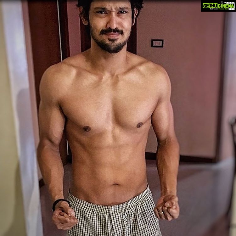 nakkhul nakul without shirt