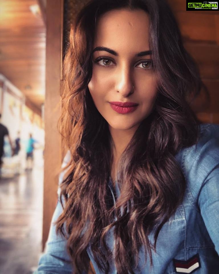 Actress Sonakshi Sinha Recent Unseen Selfie Clicks HD Gallery - Gethu ...