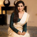 Parvatii Nair, happy face, saree, malayalam actress