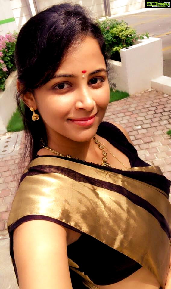 Subiksha Tamil Actress Selfie Saree Traditional Gethu Cinema