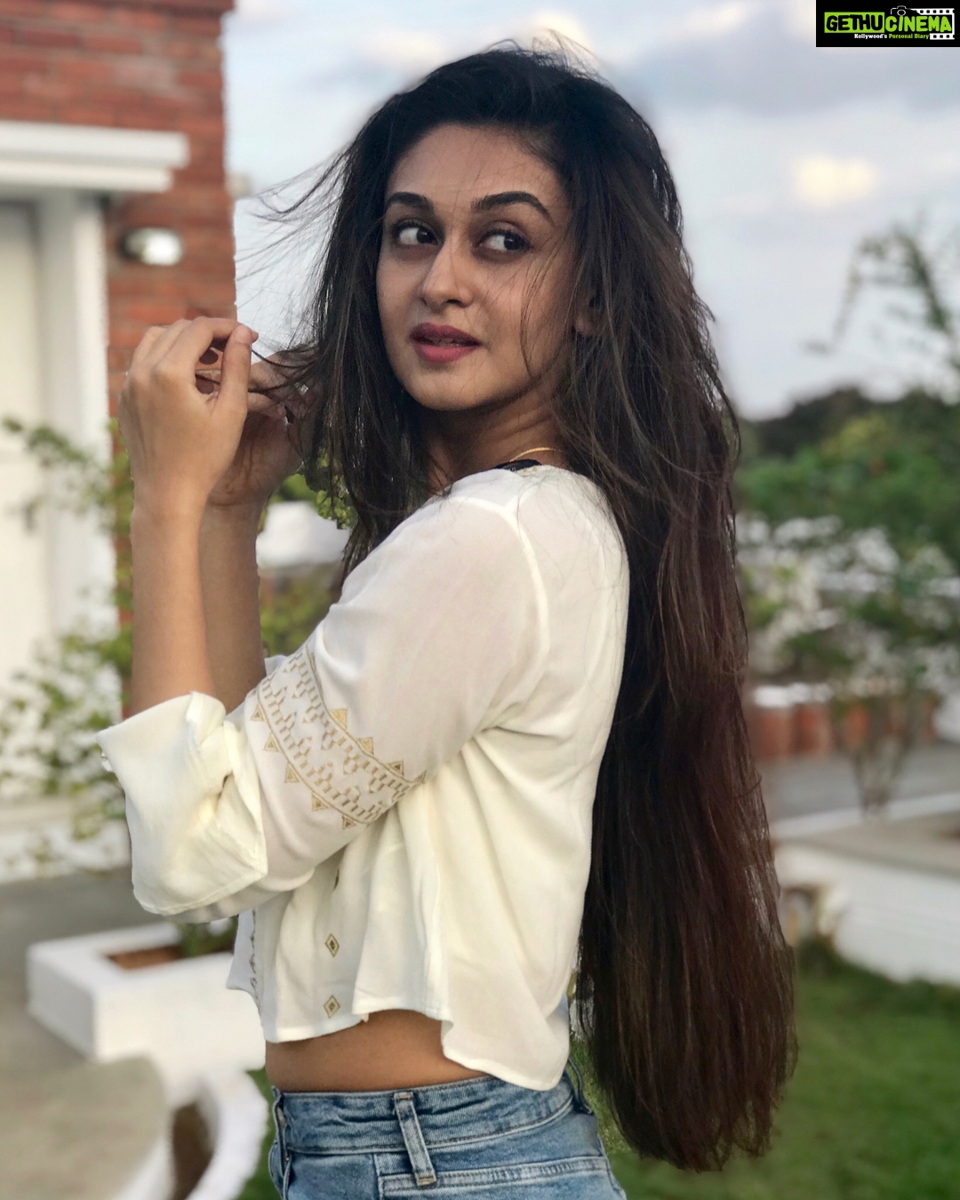 Aishwarya Arjun, white dress, hair style, high quality - Gethu Cinema Aishwarya Arjun, white dress, hair style, high quality - Gethu Cinema
