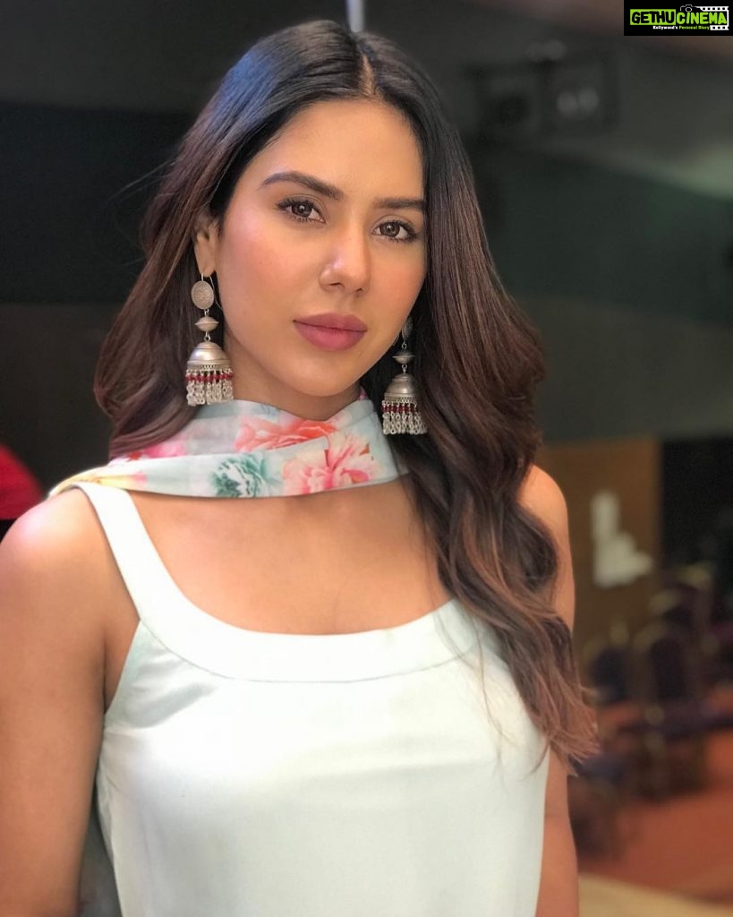 Actress Sonam Bajwa Unseen HD Images Gethu Cinema