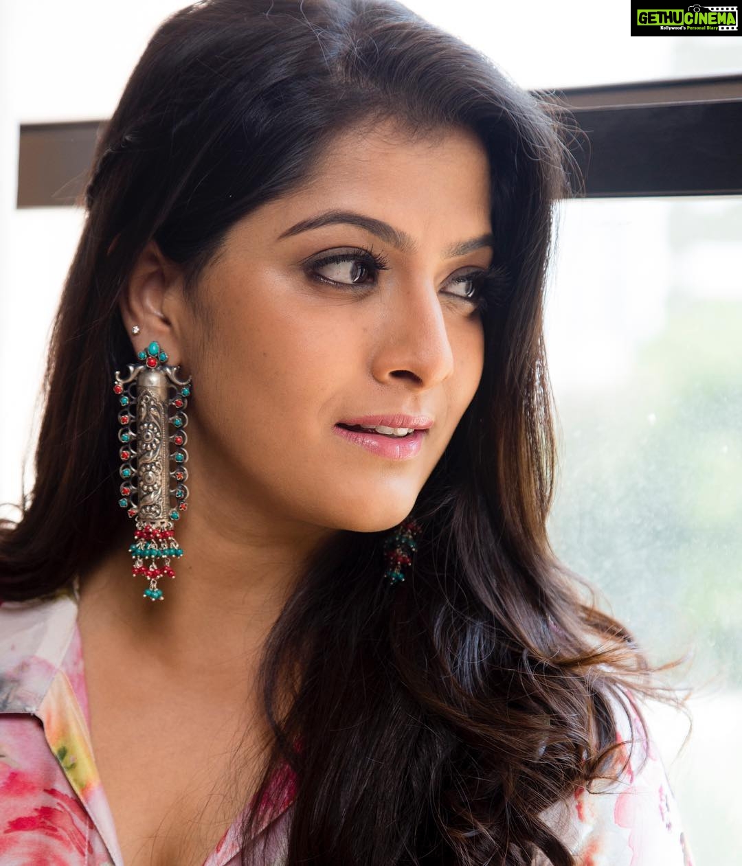 Varalaxmi Sarathkumar, hd, tamil actress, cute, Unnai Arindaal ...