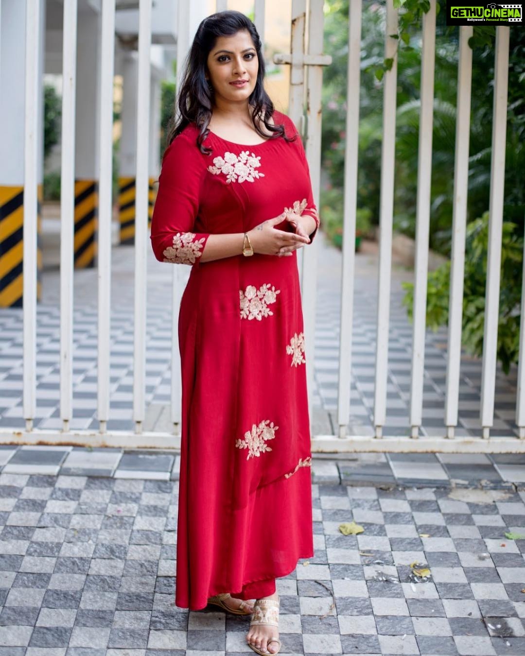Varalaxmi Sarathkumar, red dress, large size, tamil actress - Gethu Cinema