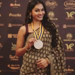 Andrea Jeremiah, medal, behindwoods, awards, saree