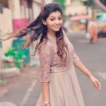 Athulya Ravi, Naadodigal 2 Actress, road, dance