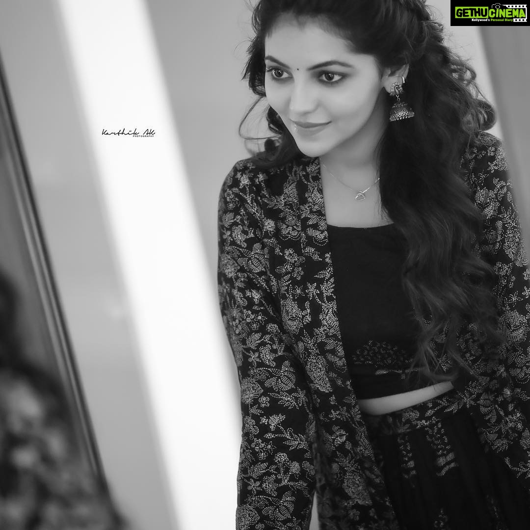 Athulya Ravi, Suttu Pidikka Utharavu Heroine, new hair style, black and white - Gethu Cinema Athulya Ravi, Suttu Pidikka Utharavu Heroine, new hair style, black and white - Gethu Cinema