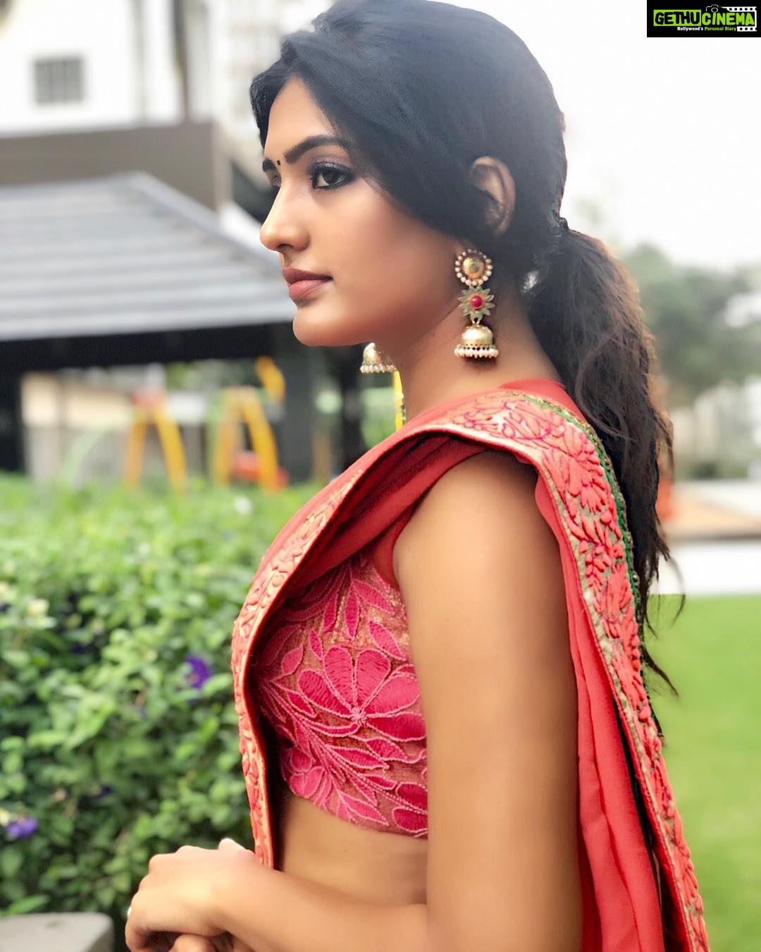 [Image: Eesha-Rebba-Savyasachi-Actress-red-saree...gaging.jpg]