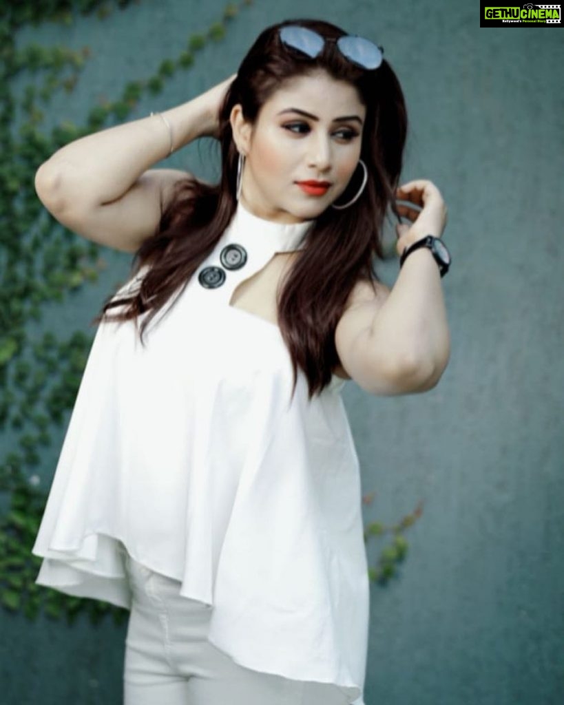 Alya Manasa, Raja Rani Serial Heroine, white t shirt, car, coolers ...