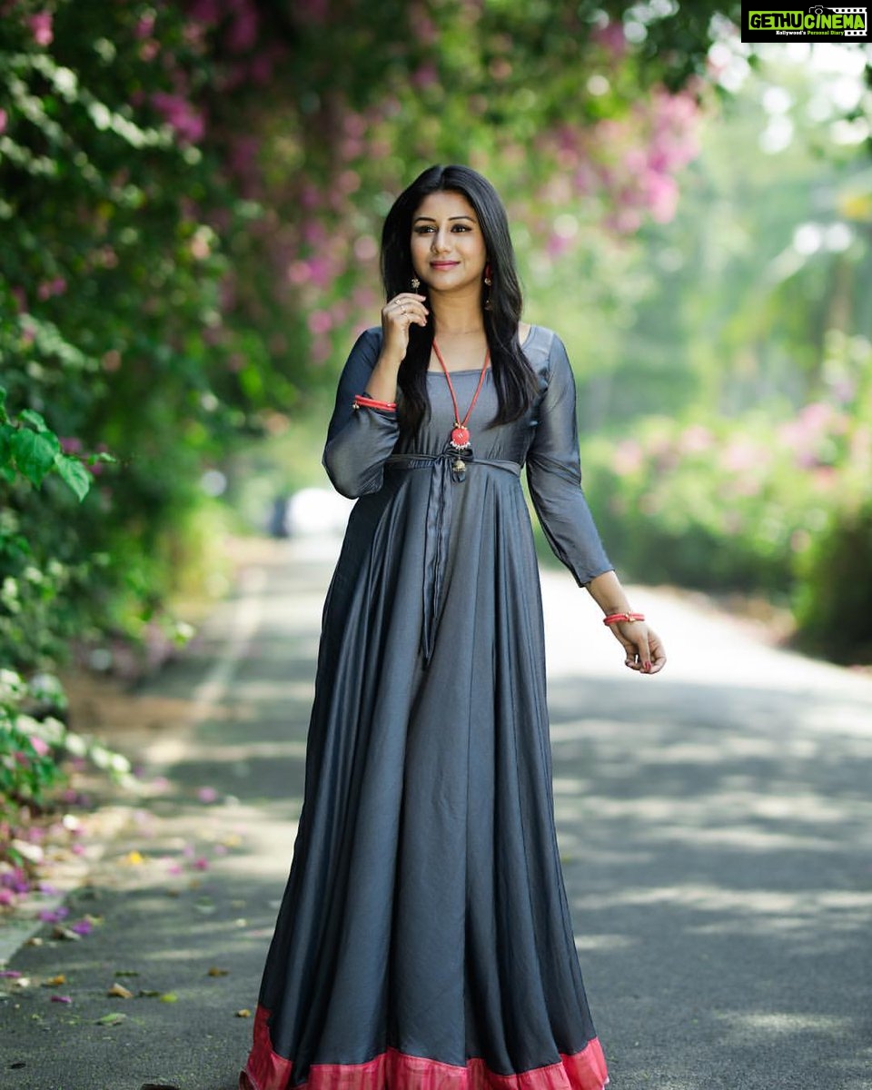 Alya Manasa, Raja Rani Serial Heroine, white t shirt, car, coolers ...