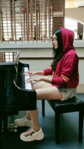 Adah Sharma Instagram - Guess the song 🙃 #MidweekMotivation to complete the song even when the man yells AYYYYY 🤣 . . . #100YearsOfAdahSharma #adahsharma #piano @snehal_uk @jagats38 @westinhyderabad thank you for the piano every night after shoot 🤩😘 P.S. No mask only for this video...otherwise I play incognito... you will never find me 💁‍♀️😈