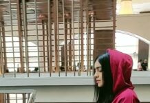 Adah Sharma Instagram - Guess the song 🙃 #MidweekMotivation to complete the song even when the man yells AYYYYY 🤣 . . . #100YearsOfAdahSharma #adahsharma #piano @snehal_uk @jagats38 @westinhyderabad thank you for the piano every night after shoot 🤩😘 P.S. No mask only for this video...otherwise I play incognito... you will never find me 💁‍♀️😈