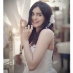 Adah Sharma Instagram - What makes you mostest happiestest ?😁 . . . #100YearsOfAdahSharma #adahsharma 👗 @dimpleacharya_official Makeup @adah_ki_radha 📸 @dieppj . . P.S. Owls swallow their prey without biting or chewing (I chew my pizza well ) and I'm vegetarian, I don't eat other animals or birds. Also I don't think I can lay eggs...buss, I think that's the only differences between us . P.S. pe P.S. pe WARNING: it is a terrible idea to keep us as pets