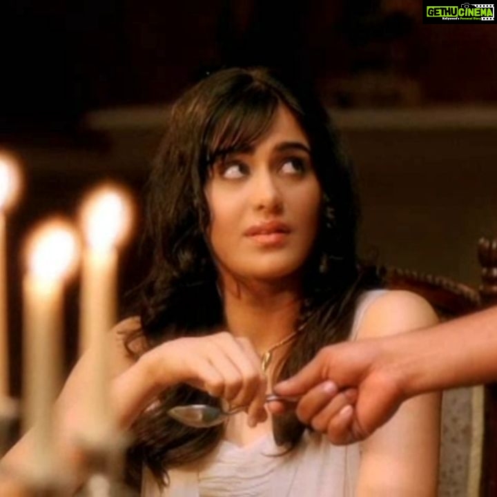 Adah Sharma Instagram - Throwback to one of the 1st ads I did (after 1920) with @actormaddy ! Before 1920 I just had a set of photos with garish makeup, thinnn arched brows,fake eyelashes and my nose contoured to look like a twig .So i got rejected with those and didn't even make it to most auditions 😬 . . P.S. In real life I'm more impressed with a guy who can give me dosas (over diamonds) #ItsTrueMasalaDosaWITHOUTONIONScanSealTheDealAlsoChutneyWithoutAdrakAndLasun #100YearsOfAdahSharma #adahsharma