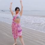 Adah Sharma Instagram – #MondayMotivation
No need to be a BEACH 🙃 Did you SEA what I did there?WATER you thinking? WHALE done bol do 🤣
.
.
#puns #punsfordays #100YearsOfAdahSharma #adahsharma #cartwheels #SareeNotSorry #morningworkout #beach #beachworkout 
#DidIRunIntoTheWaterIfYouReachedTheLastHashtagTellMeIFYouThinkIDidInTheCommentsIWillAlsoKnowIfYouAreReadingMyLongHashtags