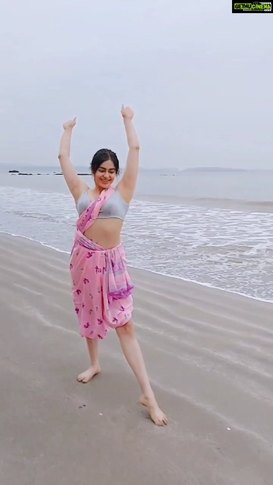 Adah Sharma Instagram - #MondayMotivation No need to be a BEACH 🙃 Did you SEA what I did there?WATER you thinking? WHALE done bol do 🤣 . . #puns #punsfordays #100YearsOfAdahSharma #adahsharma #cartwheels #SareeNotSorry #morningworkout #beach #beachworkout #DidIRunIntoTheWaterIfYouReachedTheLastHashtagTellMeIFYouThinkIDidInTheCommentsIWillAlsoKnowIfYouAreReadingMyLongHashtags