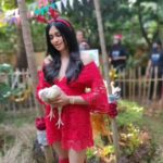 Adah Sharma Instagram - What did you eat today? P.S. What you eat today walks and talks tomorrow 🙃 @petaindia this was fun ! ❤️ Celebrated #christmas with these rescued chickens who were the guests of honour at the party ! Want nice skin and and a happy creative heart like Adah Sharma? Try not eating other animals ❤️ #IShouldStartTalkingAboutMyselfInThirsPersonLoL #MerryChristmas #100YearsOfAdahSharma #adahsharma #vegetarian #vegetarianfood #peta #petaindia